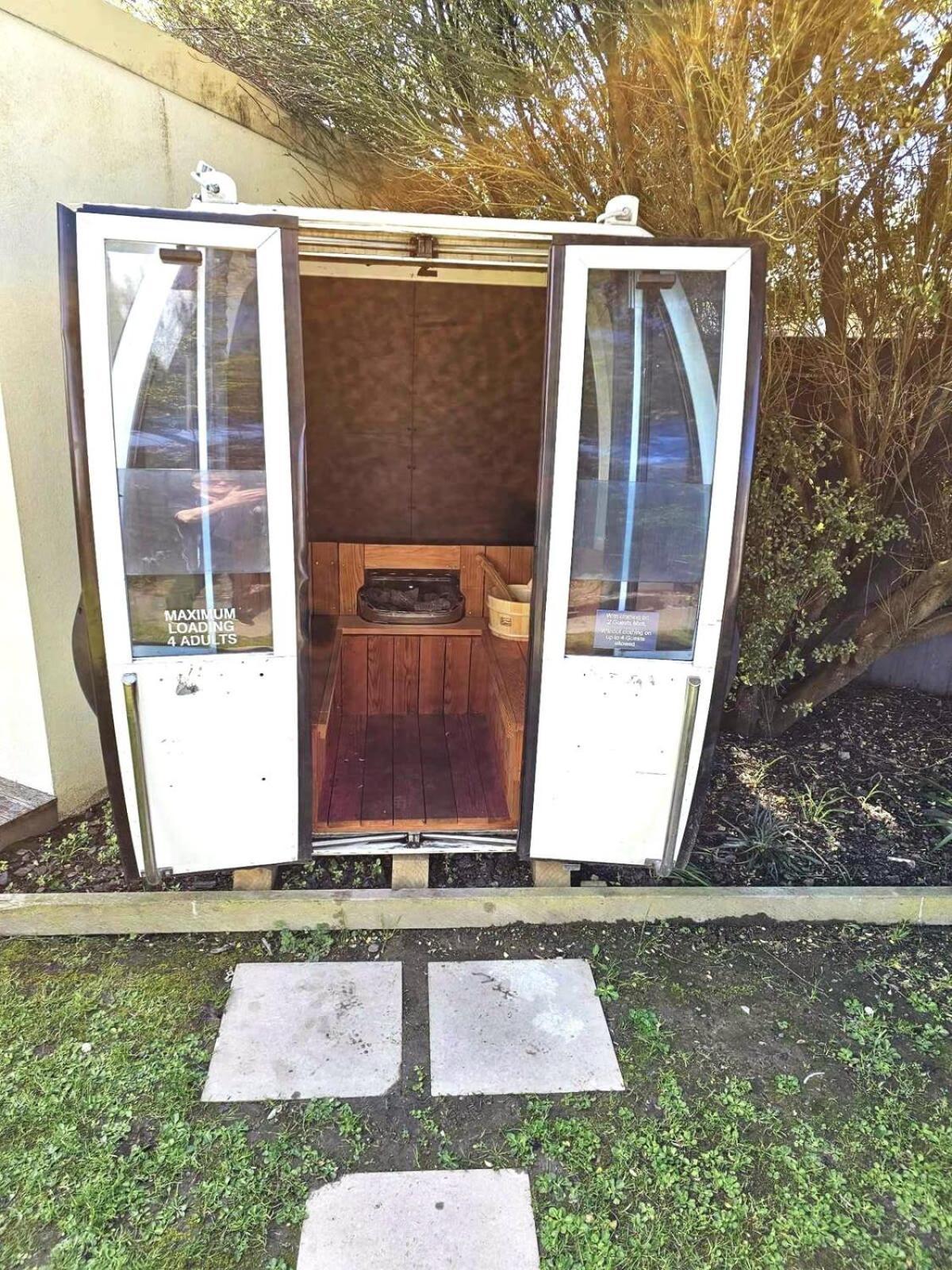 Hidden Gem Of - Sleeps 13 Holiday home Christchurch