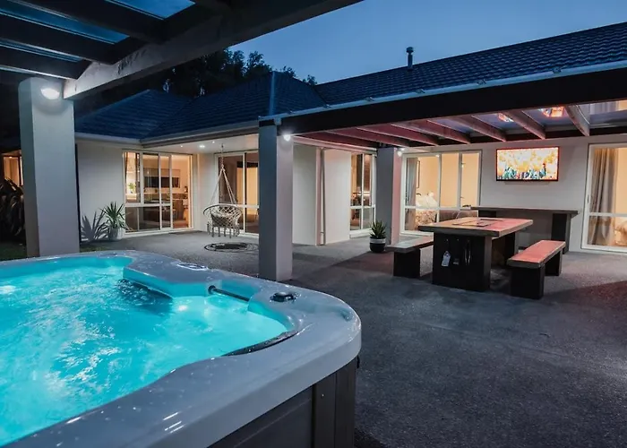 Hidden Gem Of Christchurch - Sleeps 13