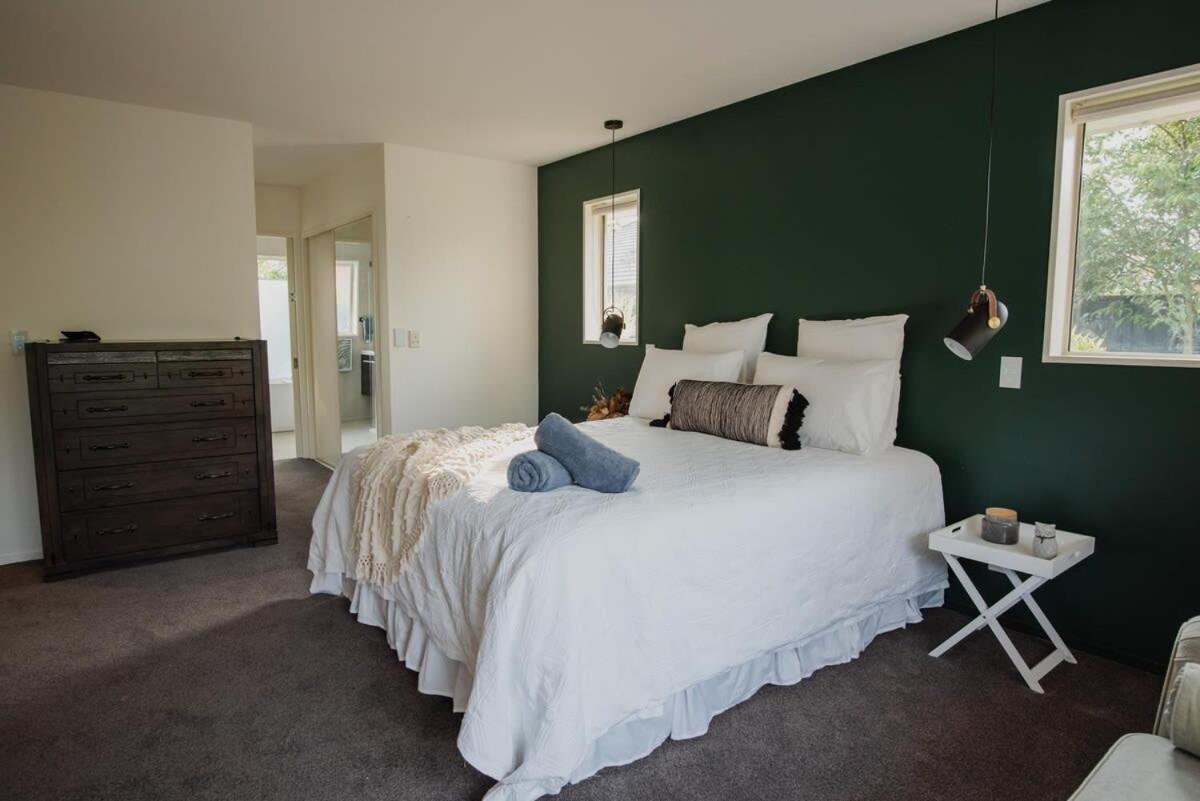 Hidden Gem Of - Sleeps 13 Holiday home *