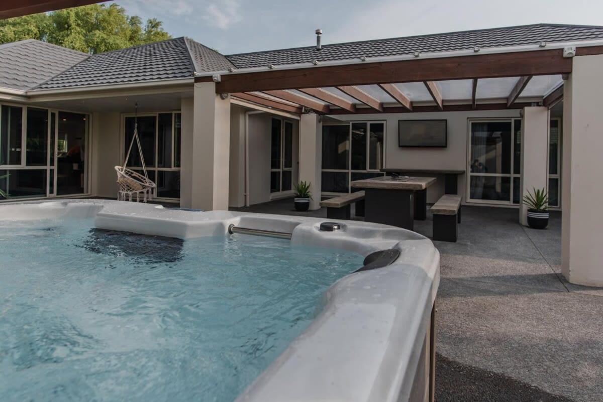Hidden Gem Of - Sleeps 13 Holiday home *