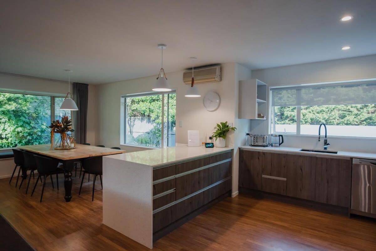 Hidden Gem Of - Sleeps 13 Holiday home Christchurch