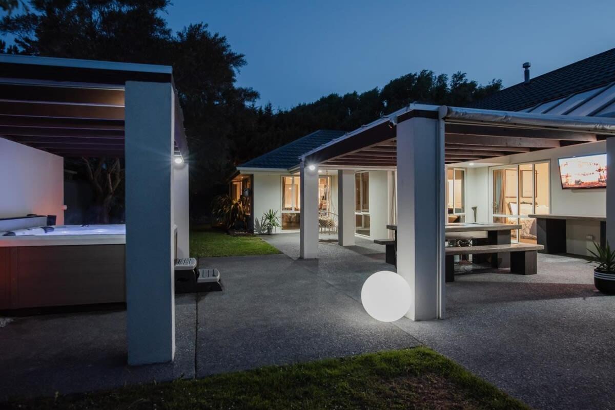 Hidden Gem Of - Sleeps 13 Holiday home *